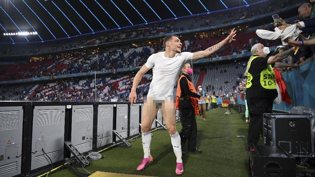 Sejumlah pemain Italia berkelakuan aneh usai membawa timnya lolos ke semifinal Euro 2020 (Euro 2021), Sabtu (3/7) dini hari WIB.