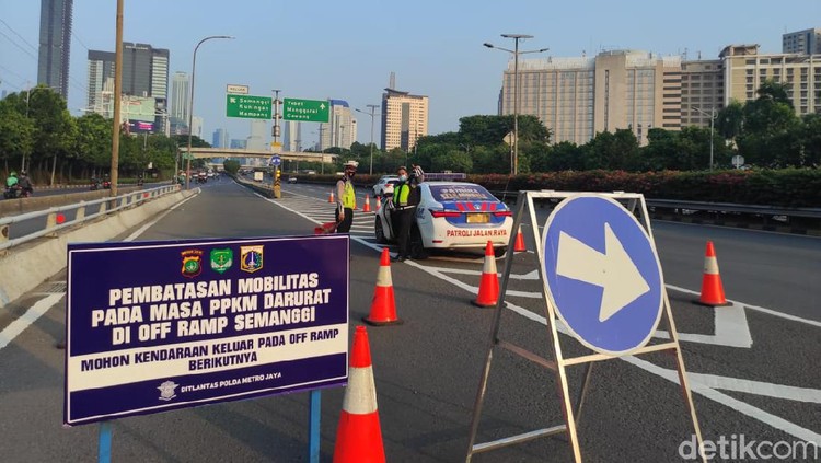 Exit Tol ditutup saat PPKM Darurat. (Azhar BR/detikcom)