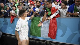 Di Lorenzo Merokok di Ruang Ganti Saat Perayaan Juara Italia