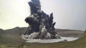 FOTO: Bubung Asap 100 Meter akibat Erupsi Gunung Filipina