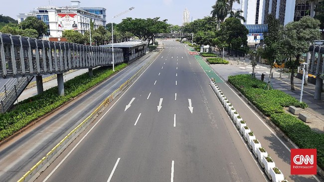 Dari pantauan Google Mobility Report, penurunan drastis terjadi di tempat kerja, tempat umum dan stasiun.