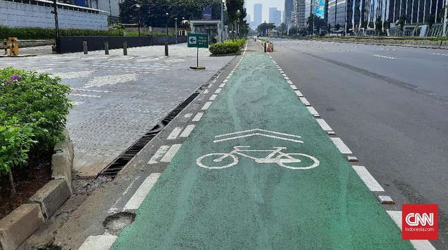 Masa depan jalur sepeda di Jakarta jadi sorotan selepas Anies lengser. Pemprov DKI bahkan sempat menghapus alokasi anggaran untuk jalur khusus sepeda ini.