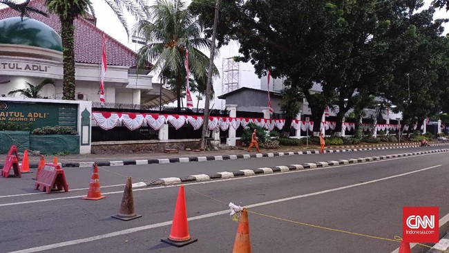 Pemerintah memberlakukan sejumlah aturan dan syarat perjalanan di era PPKM darurat mulai Senin (5/7) ini. Berikut rinciannya.