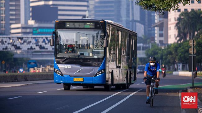 Gubernur DKI Anies Baswedan menargetkan pada akhir tahun 2022 akan ada 100 bus listrik TransJakarta yang beroperasi.