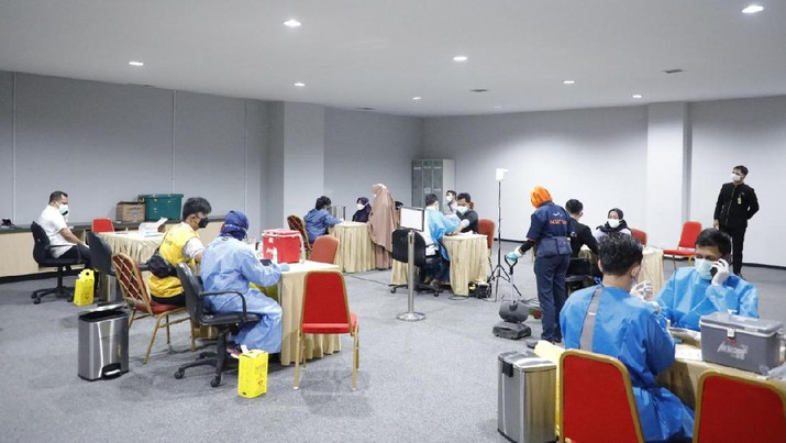 Luhut Binsar Pandjaitan dan Budi Karya Sumadi meninjau vaksinasi di Bandara Soekarno Hatta, Tangerang, Banten, Sabtu (3/7/2021). (Dok: kemenko Kemaritiman dan Investasi)