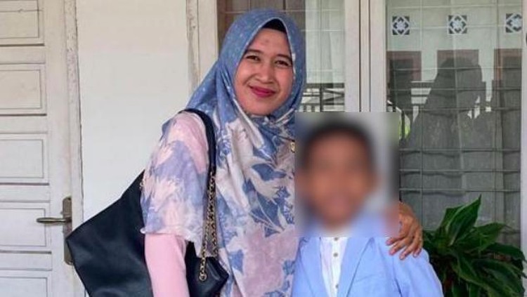 Mellya Juniarti dan putranya Eks istri UAS, Mellya Juniarti