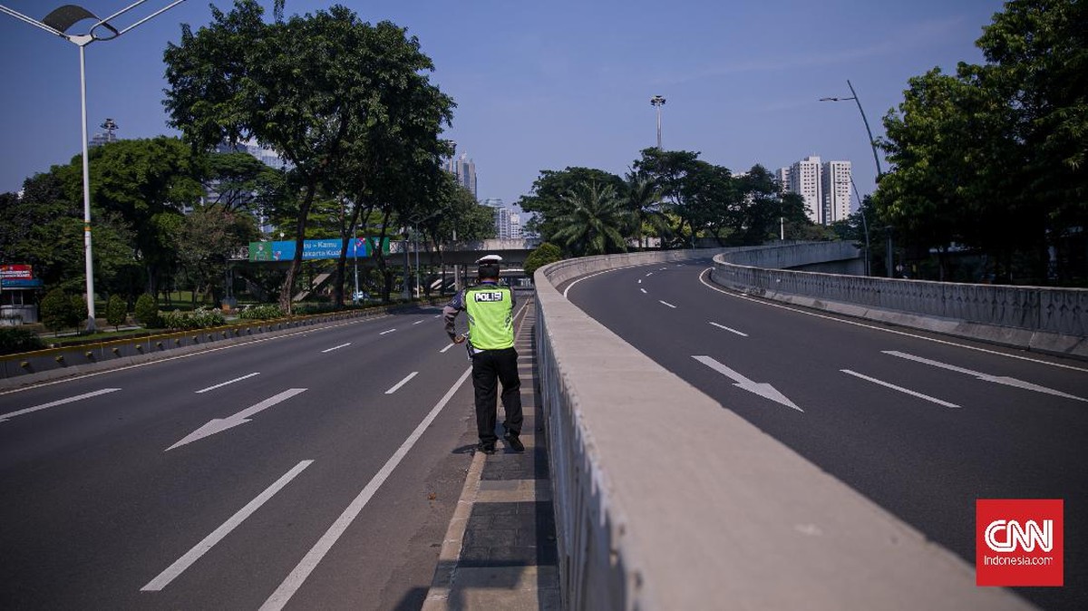 FOTO: Lengang Jakarta di Hari Pertama PPKM Darurat
