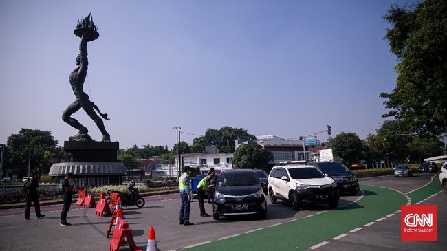 FOTO: Lengang Jakarta di Hari Pertama PPKM Darurat