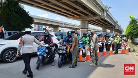 Pengendara Ramai Bunyikan Klakson Saat Dicegat di Kalimalang