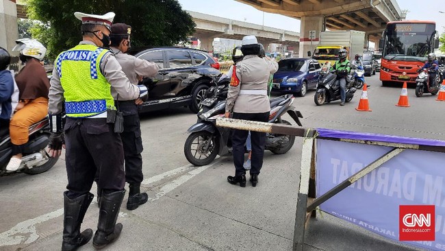 Hari pertama PPKM Darurat terlihat kisruh di titik penyekatan Lampiri, Kalimalang, Jaktim. Pengendara terlihat meradang dan cekcok dengan polisi.