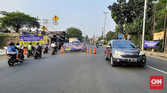 Polisi hanya menyekat setengah jalan dari Bogor menuju Jakarta dengan spanduk bertuliskan PPKM Darurat. Namun para pengendara masih bisa melintas.
