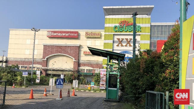Sejumlah mal yang terletak di Kota Depok dan Kota Bekasi, Jawa Barat tutup saat hari pertama PPKM Darurat, Sabtu (3/7).