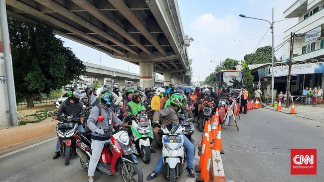 Para pengemudi ojol dipaksa putar balik di titik penyekatan Kalimalang, Jakarta Timur. Mereka kebingungan mencari jalan saat PPKM darurat.