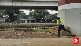 Cekcok Penyekatan, Polisi Lempar Batu Pemotor di Kalimalang