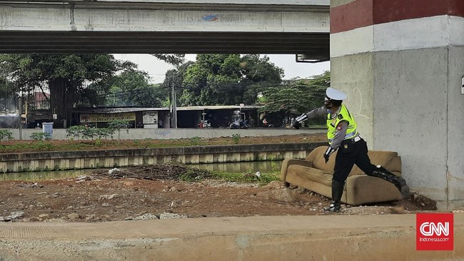 Petugas kepolisian di Kalimalang, Jakarta Timur, terlibat cekcok dengan pengendara yang berusaha melintas penyekatan PPKM Darurat.