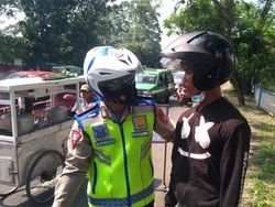 Pria Ini Nangis Saat Disetop Polisi di Pos PPKM Darurat Batuceper, Kenapa?