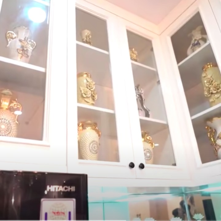 <p>Coba tebak ini ruangan apa, Bunda? Indah dipenuhi guci, ternyata ini adalah rak yang mengihiasi dapur bersih di rumahnya. Bersebelahan dengan ruang makan yang menjadi satu dengan ruang tamu. (Foto: YouTube @Shanty Denny)</p>