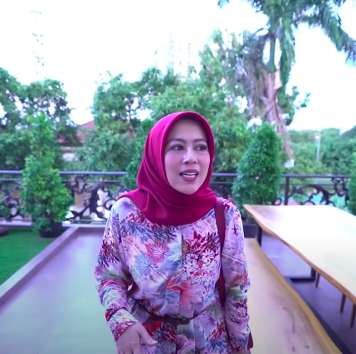 <p>Balkon di lantai dua rumahnya juga menawarkan kenyaman untuk bersantai. Kalau menurut Shanty, sangat pas dibuat untuk acara barbeque nih, Bunda. (Foto: YouTube @Shanty Denny)</p>