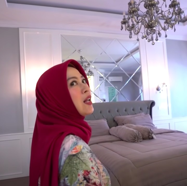 <p>Kamar utama alias kamar Babizie juga terlihat sangat nyaman dan elegan ya, Bunda. Berhias lampu kristal yang sangat <em>luxury. </em>Walk in closet yang terletak di sebelah kamarnya juga sangat rapi berisikan sepatu, baju, hingga tas <em>branded</em>. (Foto: YouTube @Shanty Denny)</p>