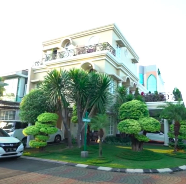 <p>Hidup sebagai <em>single mom</em>, membuat pedangdut Babizie sangat mandiri urusan finansial. Terbukti, pedangdut tiga anak ini memiliki rumah mewah yang sangat nyaman, Bunda. (Foto: YouTube @Shanty Denny)</p>