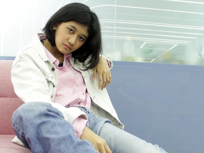 Saat itu, Taufik bertemu dengan dua orang gadis yang ternyata adalah Amel dan Kakaknya. Setelah minta izin untuk memotret mereka berdua, Taufik mengaku kaget begitu melihat wajah Amel, setelah ia membuka masker / foto: wolipop.detik.com Dimas Wisnu AW