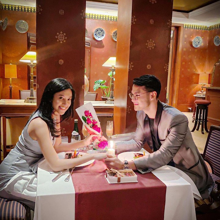 <p>Keromantisan Kevin tak berhenti di situ saja, ia juga sering mengajak Sylvia Fully untuk dinner berdua. Sambil diberi bunga yang bikin melting, Bun. (Foto: Instagram @kev_andrean)</p>