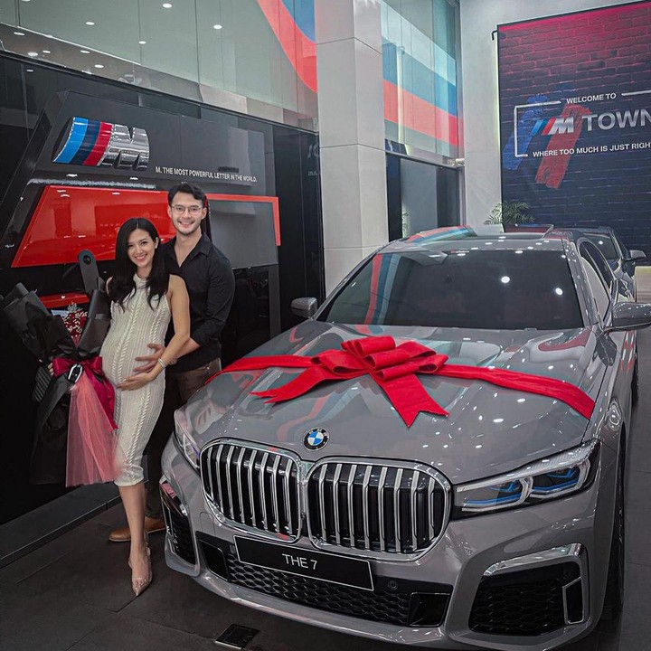 <p>Kevin Andrean dipuji sebagai suami romantis setelah memberi kado sebuah mobil mewah pada Sylvia Fully yang tengah hamil. Hal itu menarik perhatian netizen, Bun. (Foto: Instagram @sylvia_fully88</p>