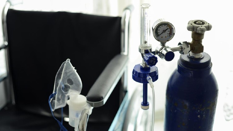 tabung oksigen Close-Up Image Of Medical Oxygen Tube And The Wheelchair Behind It.