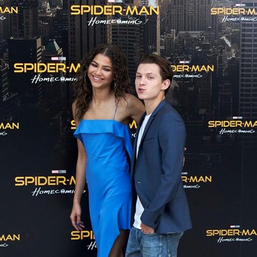 Usai Ciuman di Mobil, Tom Holland & Zendaya Kepergok Kencan di Restoran
