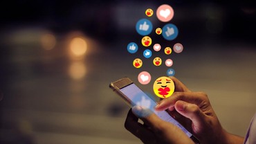 img-title Ketularan Instagram, WhatsApp Kini Bisa Kasih Reaksi Status dengan Emoji