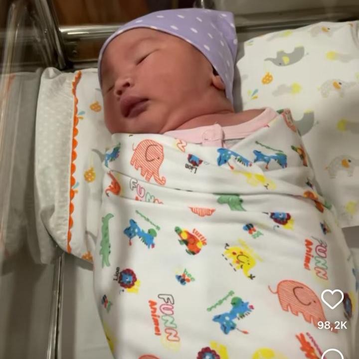<p>Ayu melahirnya anak ketiganya pada Sabtu (3/7/2021) pada pukul 05.00 WIB. Aiko terlahir dengan berat 3,4 kilogram dan panjang 51 sentimeter, Bunda. (Foto: Instagram: @wendicagur)</p>