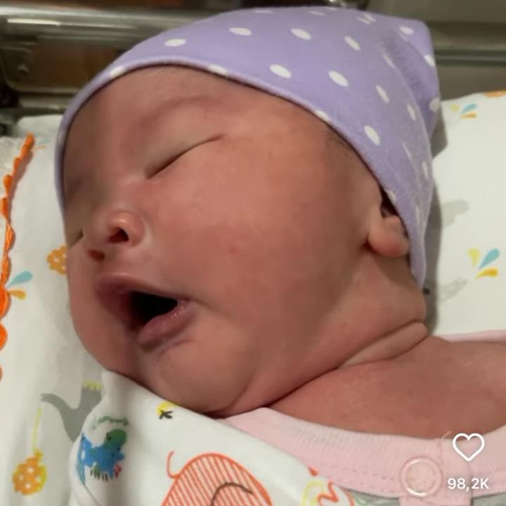 <p>Banyak yang memberikan doa untuk putri kecil Wendi Cagur dan Ayu nih, Bunda. Semoga Aiko menjadi anak yang solehah dan selalu diberikan kesehatan serta kebahagiaan dalam hidupnya ya, Bunda. (Foto: Instagram: @wendicagur)</p>