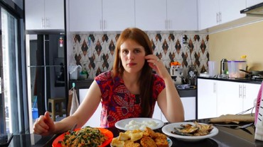 Tinggal di RI Usai Nikahi Eks OB, Begini Reaksi Bule Jerman Makan Ikan Asin