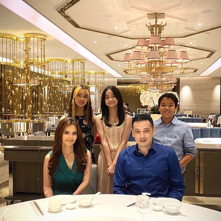 <p>Pada malam pergantian tahun 2020, Cut Tary dan keluarganya juga menyempatkan diri untuk makan malam bersama, Bunda. <em>Family goals</em> banget, ya! (Foto: Instagram: @cuttaryofficial)</p>