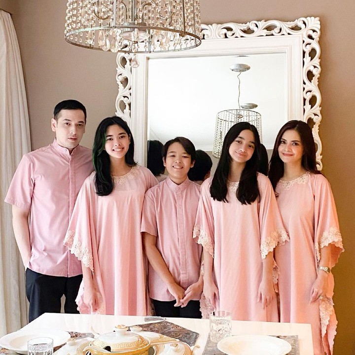 <p>Pada Hari Raya Idul Fitri lalu, Cut Tary, Richard, dan ketiga anak mereka bahkan kompak mengenakan busana dengan warna serupa, lho. Serasi banget, ya! (Foto: Instagram: @cuttaryofficial)</p>