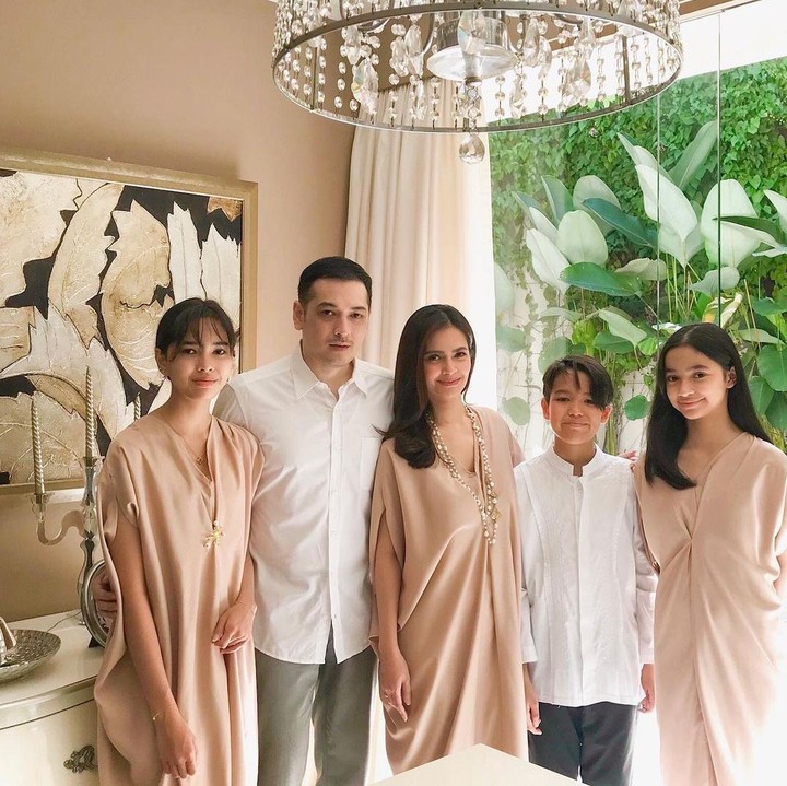 <p>Kekompakan mereka bahkan sudah terlihat sejak Cut Tary dan Richard menikah, Bunda. Hal ini terbukti pada saat perayaan lebaran 2020 lalu. (Foto: Instagram: @cuttaryofficial)</p>