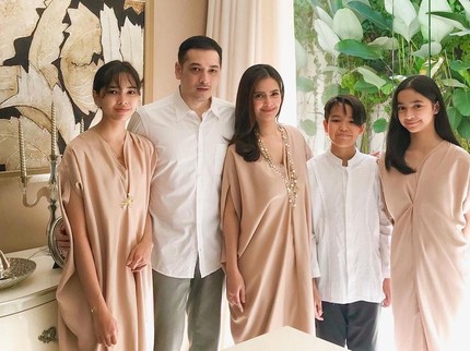 7 Potret Kompak Cut Tary & Richard Kevin bersama Tiga Anaknya