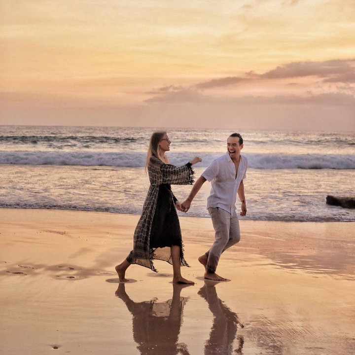 <p>Di waktu senggang, pasangan beda negara ini sering menghabiskan waktu bersama. Romantis banget kan? (Foto: Instagram @vjdaniel)</p>