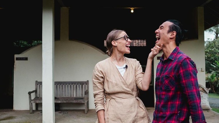 Daniel Mananta dan istrinya