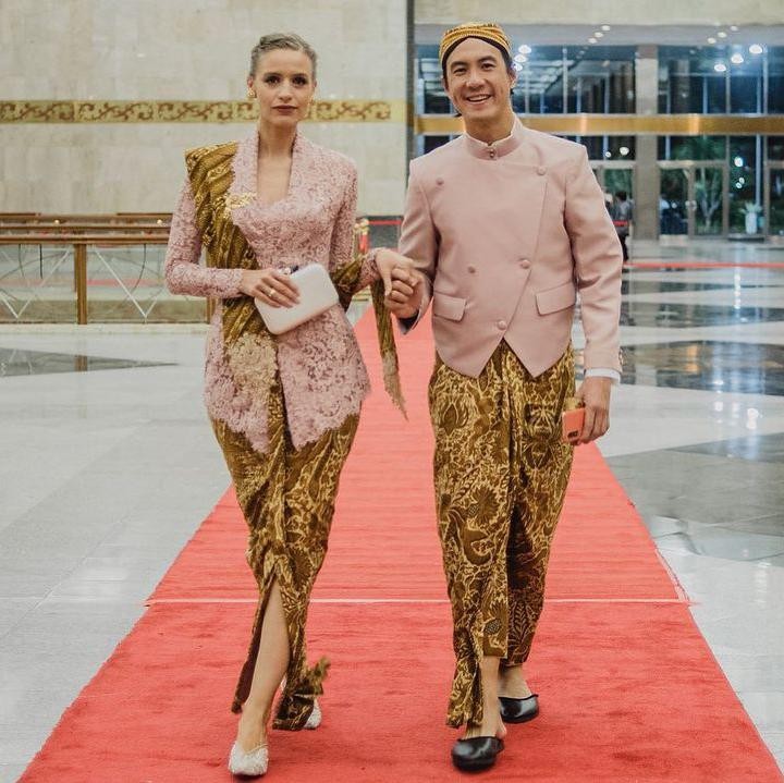 <p><em>Couple goals!</em> Daniel dan Viola tampak serasi mengenakan pakaian adat Jawa saat menghadiri sebuah acara. <em>Couple goal!</em> (Foto: Instagram @vjdaniel)</p>
