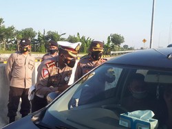 2 Hari PPKM Darurat, Hanya 20 Kendaraan Diputar Balik di Exit Tol Ngawi