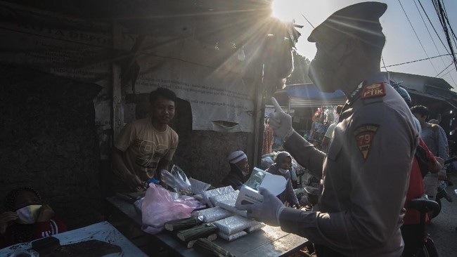 Puluhan pedagang menggelar unjuk rasa di Pasar Baru, Bandung, pada Jumat (16/7) untuk mendesak pemerintah tak memperpanjang masa PPKM Darurat.