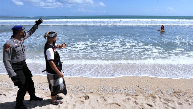Abrasi di pantai Bali terlihat dari kondisi pepohonan dan bangunan di kawasan pesisir yang kini terkena hempasan gelombang air laut. 
