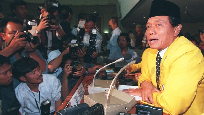 Ketum Golkar Airlangga Hartarto menyebut mendiang eks Menteri Penerangan Harmoko banyak merekrut tokoh muda dan menjadi tulang punggung di Golkar.