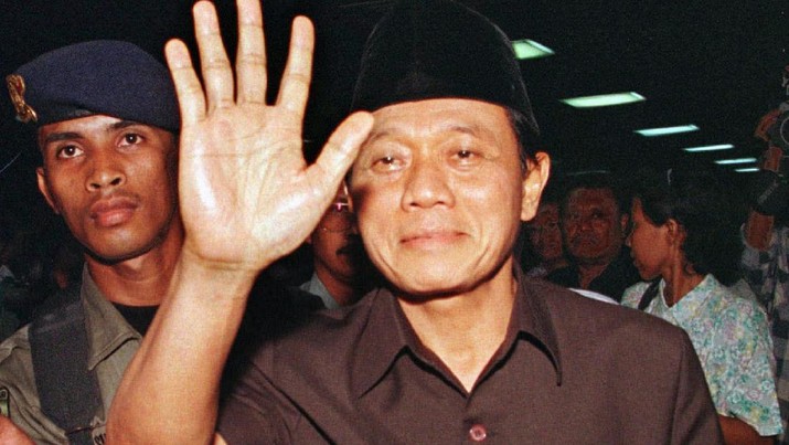 Harmoko, Speaker of the Indonesian Parliament, waves as he arrives for a press conference, Tuesday, May 19, 1998, in Jakarta. Hormoko, one of a growing number of critics, publicly stated that President Suharto should step down. (AP Photo/Bullit Marquez)