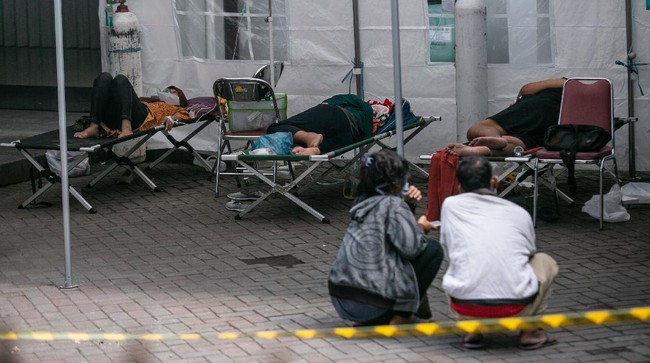 Tingkat keterisian tempat tidur (BOR) rumah sakit rujukan Covid-19 untuk layanan ICU di tiga provinsi masih di atas 80 persen.