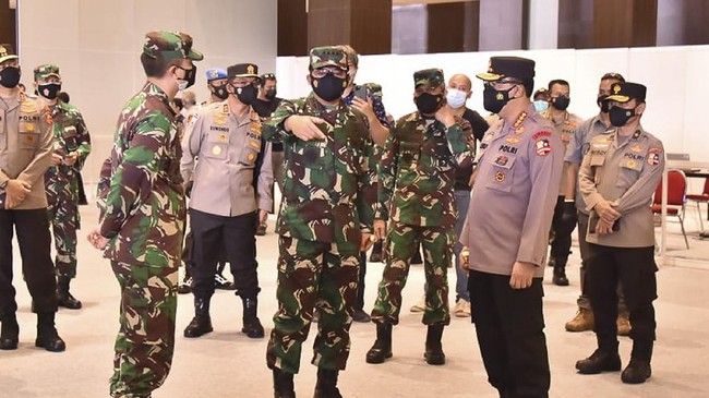Kapolri Listyo Sigit dan Panglima TNI Hadi Tjahjanto berkukuh herd immunity bisa tercapai Agustus meski kini baru 35 juta orang disuntik vaksin dosis pertama.