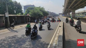 Pengendara Nekat Lawan Arah di Penyekatan Kalimalang
