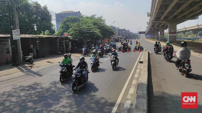 Para pengendara yang terkena penyekatan di Lampiri, Kalimalang, Jakarta Timur, nekat melawan arah. Penyekatan dalam rangka PPKM Darurat.