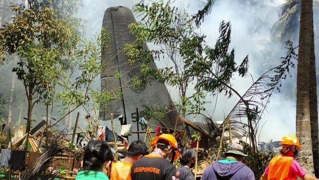 Tim penyelamat gabungan di Filipina berhasil menemukan kotak hitam dari pesawat Lockheed C-130 Hercules yang jatuh.